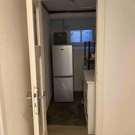 Moderne Souterrain-oase In Top-lage Lägenhet *